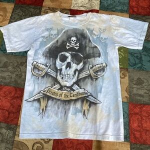 Disney Pirates of the Caribbean Skull & Swords Graphic Tee Size Small